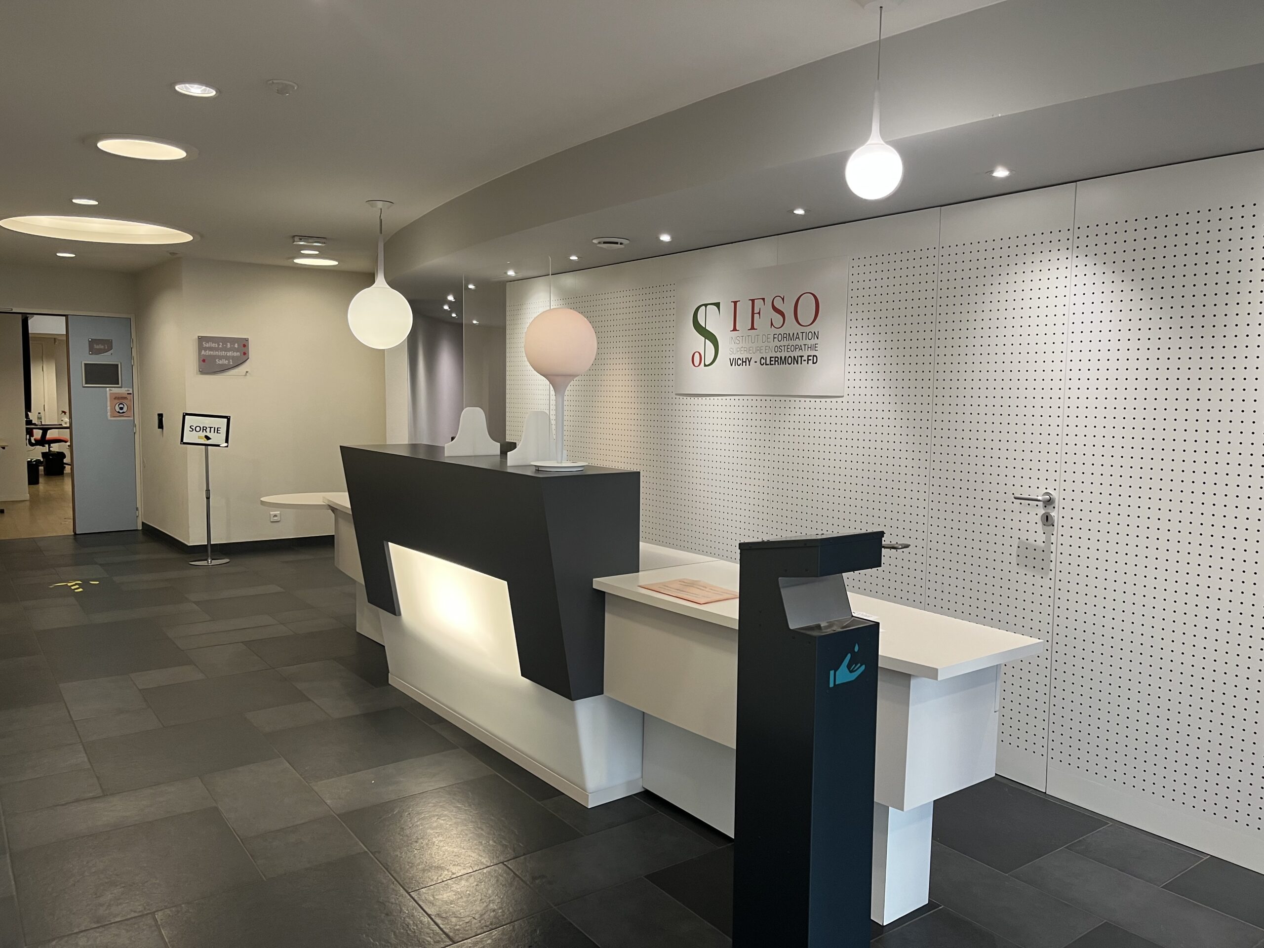 Entrée de l'école d'ostéopathie IFSO Vichy Clermont-Ferrand