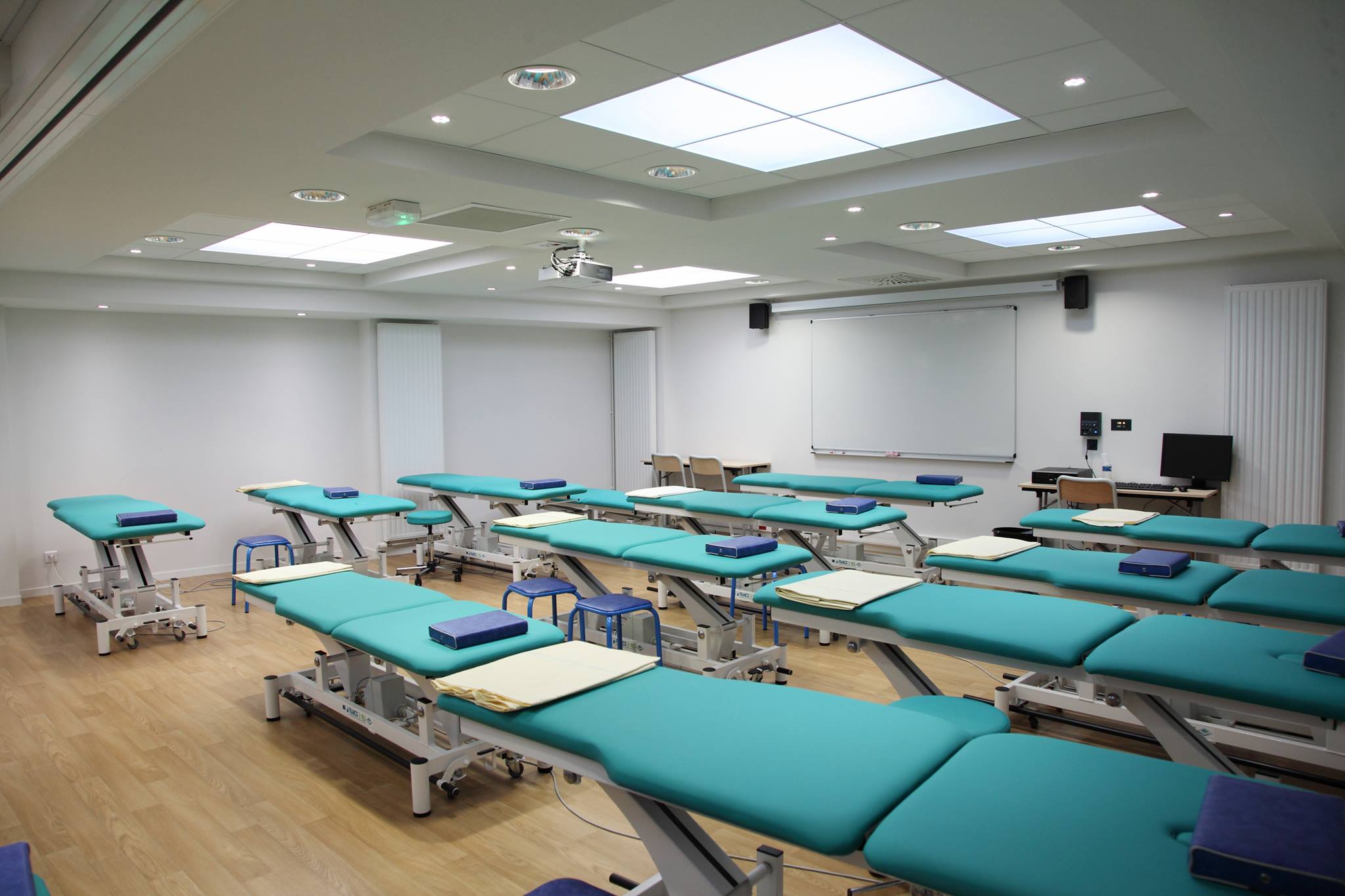 Une salle de cours avec des tables électriques au sein de l'IFSO Vichy Clermont Ferrand